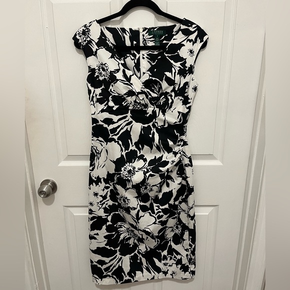 Lauren Ralph Lauren Dresses & Skirts - Lauren Ralph Lauren Black and White Floral Print Ruched Sheath Dress Size 8